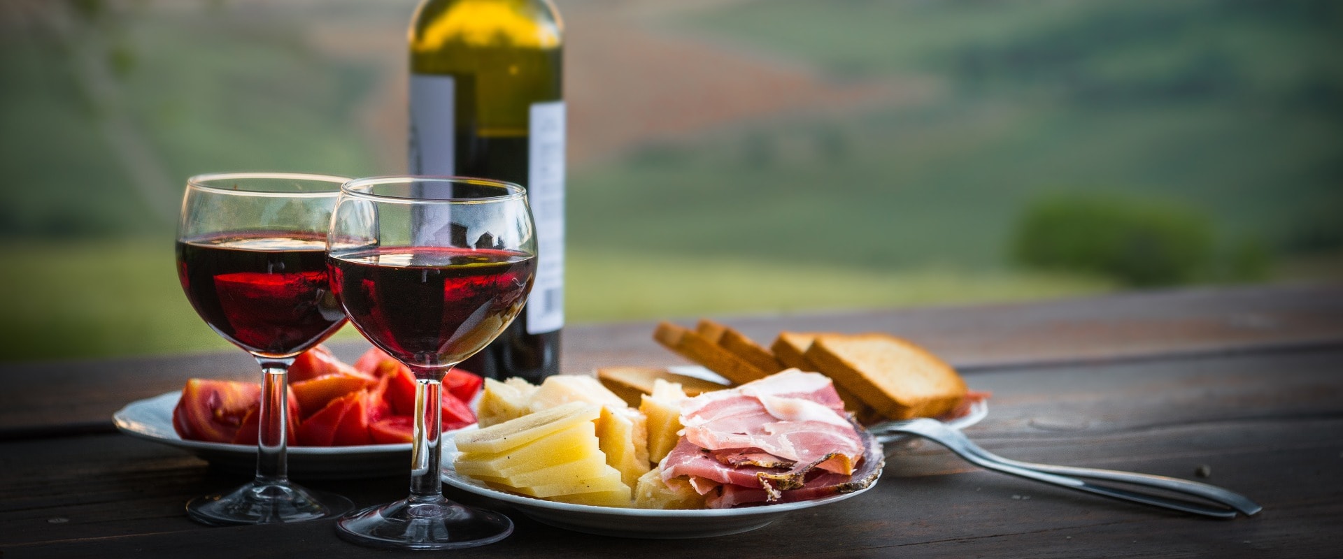 Stillleben Rotwein, Käse und Prosciutto