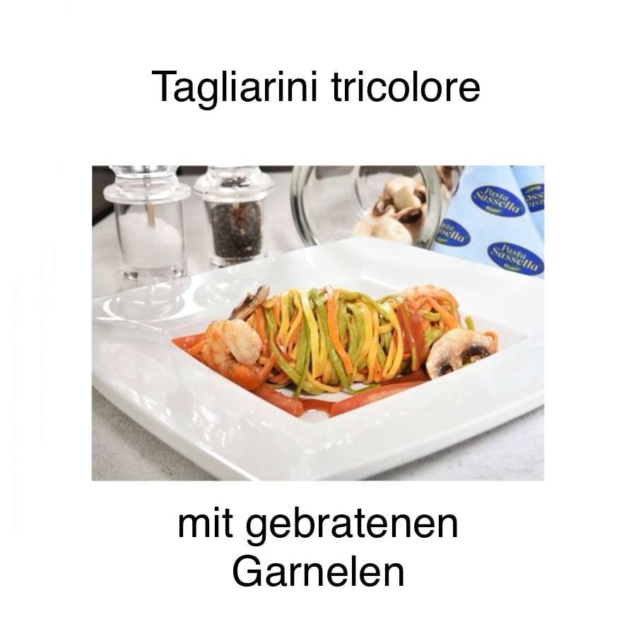 Tagliarini tricolore mit gebratenen Garnelen .